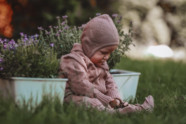bonetka z merino meri fairy lana bonnet brudny róż bok.jpg