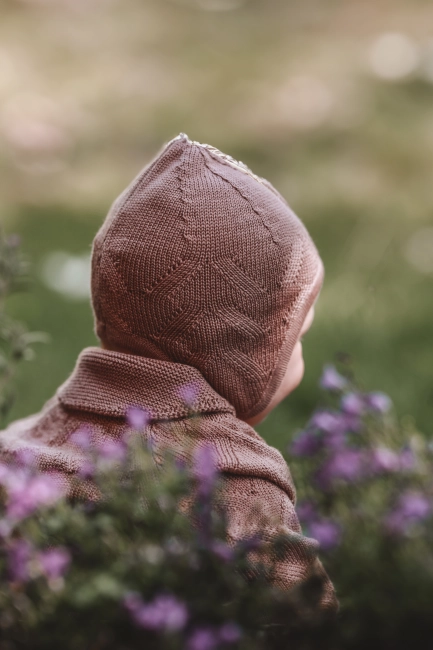bonetka z merino meri fairy lana bonnet z boku brudny róż.jpg