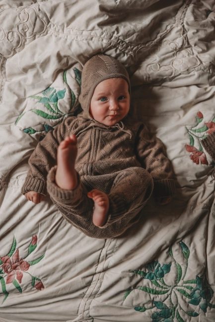 kombinezon z wełny merino Meri Fairy Lana kardamon z oddali.jpg